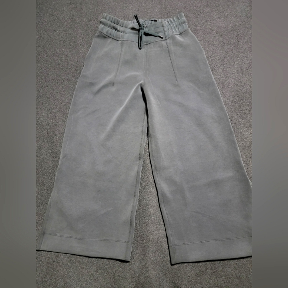Lululemon Softstreme Cropped Wide Leg Pant, Size 4 Gray
